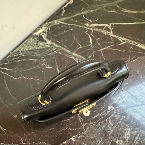 Classic Leather Hangbag Gold Lock - Picture 6 of 12